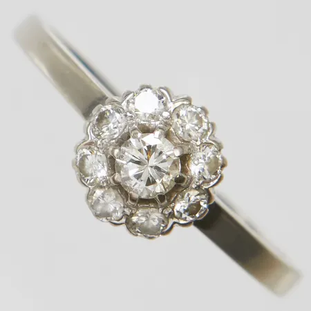Karmoséring med 9 diamanter 0,41ctv enligt gravyr, stl: 18½, bredd: 1,5-8mm, svenska stämplar, vitguld, 18K Vikt: 3 g