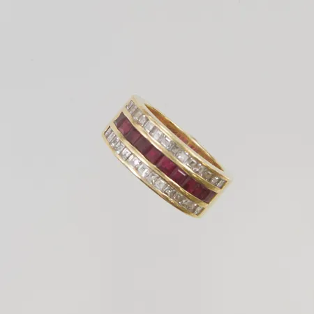 Ring med 28x princesslipade diamanter totalt ca 1,40ctv, 10x rubiner totalt ca 0,90ctv, stl:17 bredd 7,2-9mm 18K 11,5g.