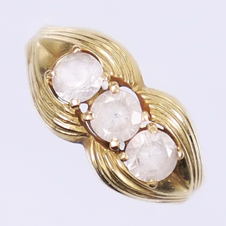 Ring med vita stenar stl: 17½ bredd 2-9mm, något ojämn skena, 18K  Vikt: 2,7 g