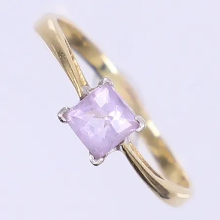 Ring med rosa sten stl: 19½ bredd 2-6mm, vitguldsdetalj, 18K  Vikt: 2,4 g