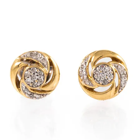 Örhängen Guldfynd med 26 8/8-slipade diamanter totalt ca 0,13ct, Ø 8mm, en snurrebuss saknas, men ny i plast medföljer, 18K 1,9g. 
