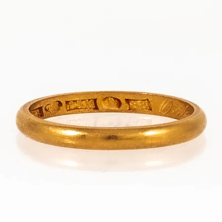 Ring slät stl:18½ bredd 2,5mm, namn- och datumgravyr, 23K 3,6g. 