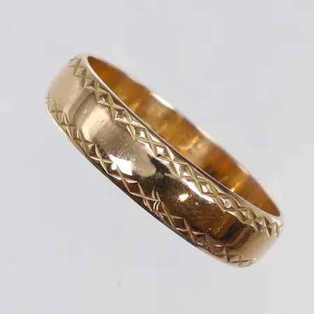 Ring med mönster stl: ca 17½, bredd 4mm, gravyr, 18K Vikt: 3,3 g