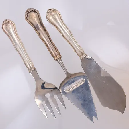 3 Serveringsbestick med stålblad, gravyr, silver 830/1000 Vikt: 191,4 g