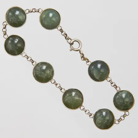 Armband med cabochonslipad serpentin, längd: 19,3cm, bredd: 2,5-12mm, otydliga stämplar, silver, bruttovikt 14,5g Vikt: 14,5 g