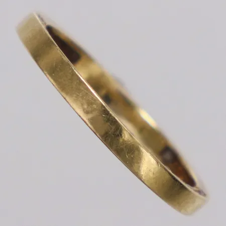 Ring vita stenar stl:17¾, bredd 2,2mm, 18K  Vikt: 1,9 g