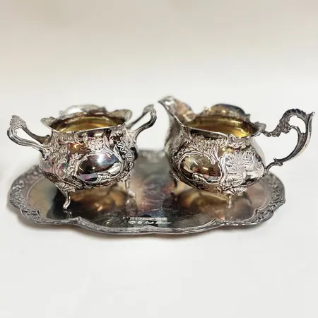 1 Bricka 1 gräddkanna 1 sockerskål design Karl Ekman GEWE år 1979, längd bricka ca 21cm, bredd ca 12cm, 830/1000 silver Vikt: 502,9 g