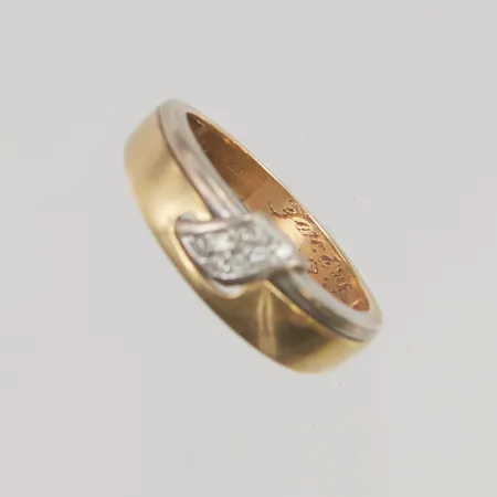 Ring diamanter 8x ca 0,02ct stl:20½ bredd 8mm gravyr 18K 6,8g.