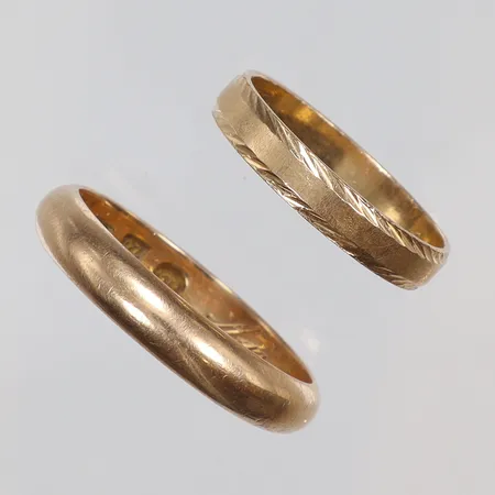 2 Ringar, stl 19½-22½, bredd 4mm, gravyr, 18K Vikt: 11,4 g