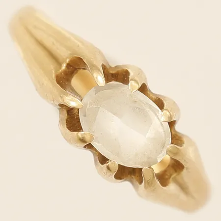 Ring med vit sten stl:17¼, bredd 7,2mm, Berglund Ur-& Guldsmedsaffär Gunn, 18K  Vikt: 2,5 g