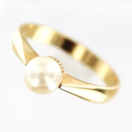 Ring med odlad pärla stl:20¾, skena 3mm, 18K Vikt: 4,5 g