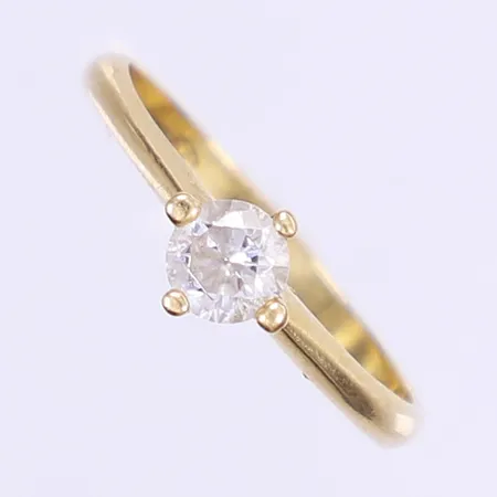 Ring med vit sten, stl 18¼, bredd 2-6mm, 14K Vikt: 2 g