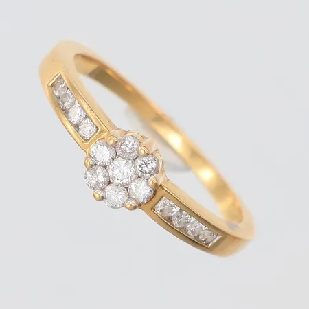 Ring diamanter 7 x ca 0,03ct + 8 x ca 0,01ct Guldfynd stl:17¾, 18K Vikt: 3 g