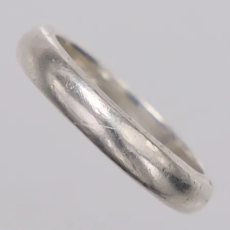 Ring slät stl:20, bredd 4,5mm, nagg, 925/1000 silver Vikt: 7,2 g
