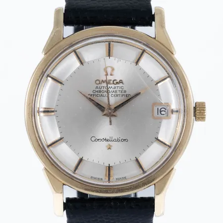 Herrur Omega Constellation Pie-Pan guld på stål automatisk 34mm plexiglas original, chronometer, datum, svart läderband ej original (färgfläck), plexiglas med några repor, inga tillbehör. 