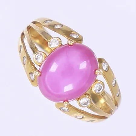 Ring med vita stenar och syntetisk stjärnrubin stl:17¼, bredd 2-11mm, 18K Bruttovikt: 3,6g Vikt: 3,6 g