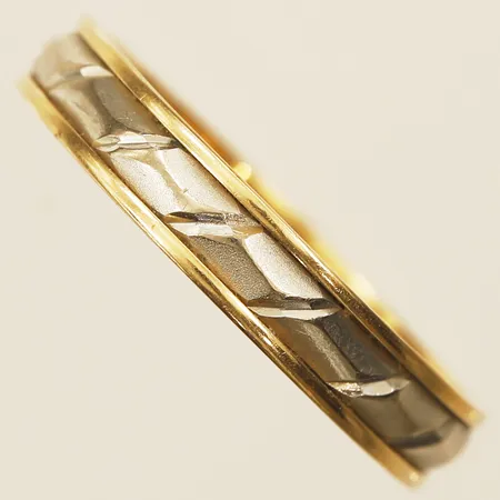 Ring med moneldekor stl: ca19 bredd 4mm, skev gravyr, 18K  Vikt: 4 g