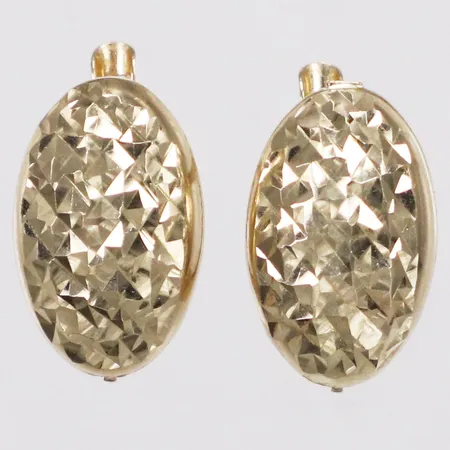 Ett par örhängen med mönsterdekor längd 12mm, bredd 2-8,8mm, 14K  Vikt: 1,3 g