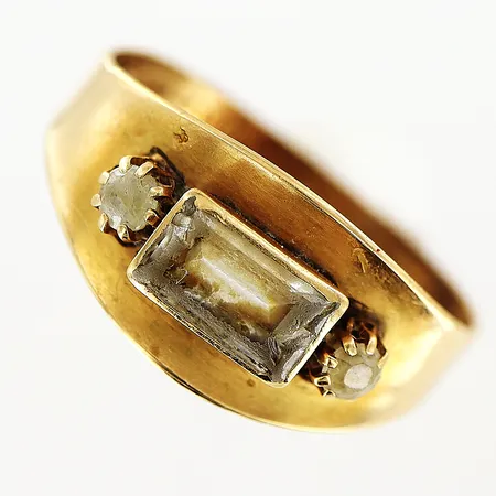 Ring med vita stenar stl:18, bredd 2-9mm, skev skena, 18K Vikt: 2,3 g