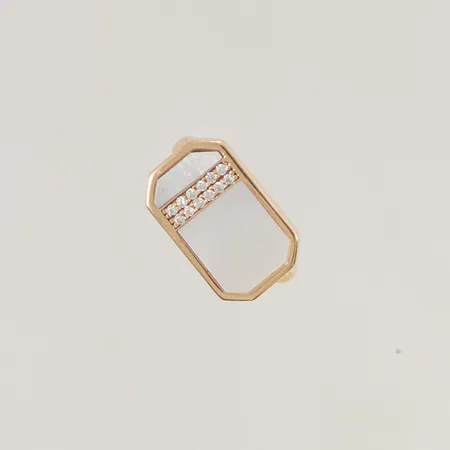 Ring med pärlemor stl:17¼ bredd 11x18mm vita stenar, 18K 5,6g.