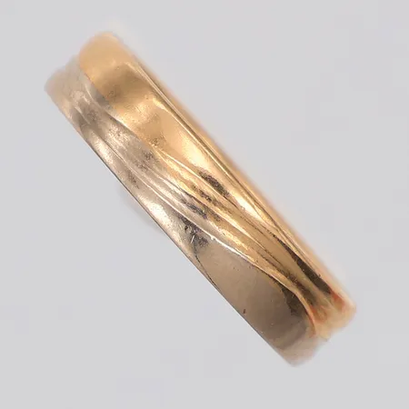 Ring tvåfärgad stl:17¾, gravyr, 18K Vikt: 5,3 g
