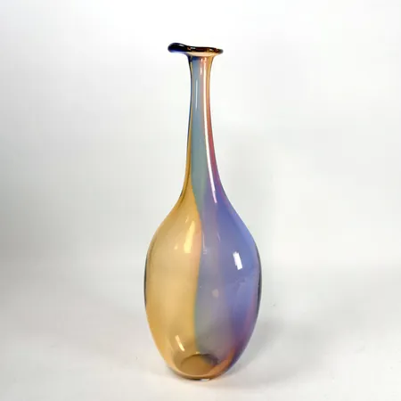 Vas "Fidji" Kjell Engman Kosta Boda munblåst med underfång i blått rosa och gult signerad KOSTA BODA 48838 K. Engman höjd 28cm invändig beläggning eller smuts Skickas med paket.