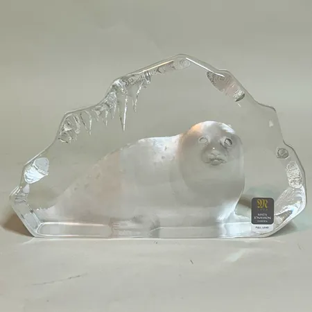 Glasfigurin Målerås Mats Jonasson säl längd 17cm höjd 10cm bredd 4cm Skickas med paket.