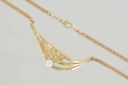 Collier med pärla, längd 46 cm, graverad 18K  Vikt: 31,9 g