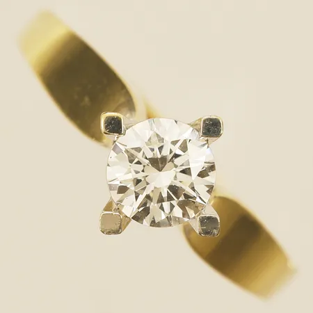 Ring med vit sten stl 18½, bredd 2,4-8,5mm, ostämplad, 14K Vikt: 3,4 g