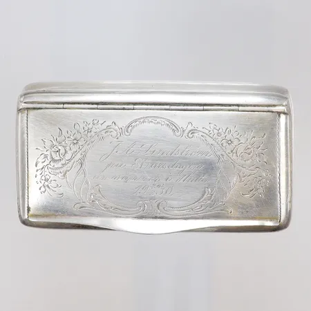 Snusdosa 9x5cm, gravyr daterad 1930 silver 830/1000 Vikt: 103 g
