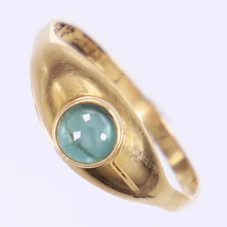 Ring med grön sten stl:17½ bredd 2-7mm, något ojämn skena 18K  Vikt: 1,2 g