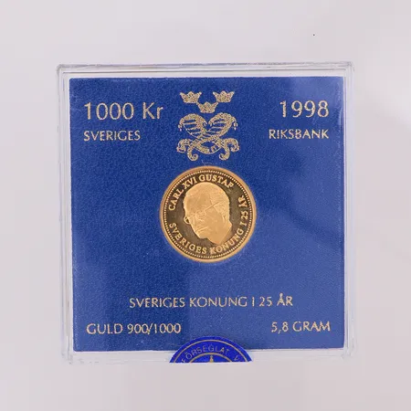 Minnesmynt Carl XVI Gustaf svensk Sveriges Konung i 25 år 1998 Ø21mm, nominellt värde 1000kr, etui Sveriges Riksbank, 21,6K Vikt: 5,8 g