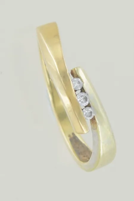 Ring med diamanter 0,06ct stl:17½, bredd 4 mm, 18K Vikt: 2,6 g