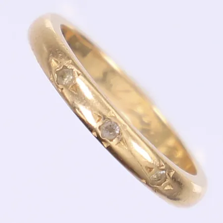 Ring med vita stenar stl:18 bredd 3mm, gravyr, 18K  Vikt: 5,1 g