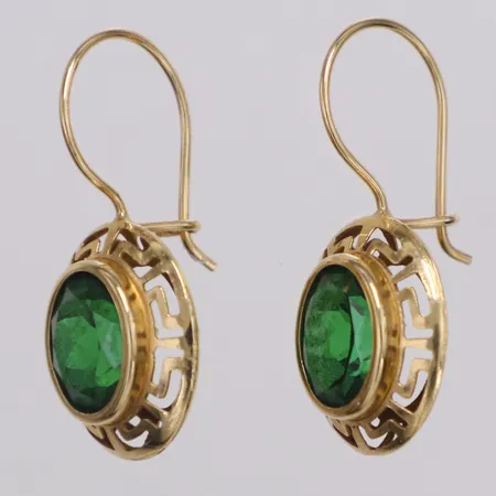 Ett par örhängen gröna stenar och meandermönster längd 27mm, 14K  Vikt: 3,7 g