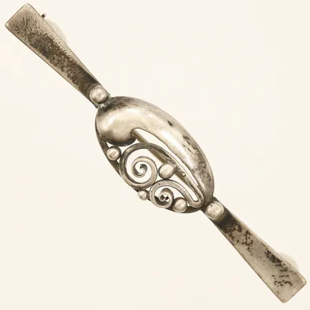 Brosch längd 65mm, bredd 13mm, skev nål, 925/1000 silver  Vikt: 6,9 g