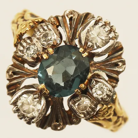 Ring med syntetisk spinell och vita stenar, stl 15¼, bredd ca 1,3-16mm, tvåtonad, Guldvaruaktiebolaget G. Dahlgren & Co Ab år 1952, 18K Vikt: 4,8 g