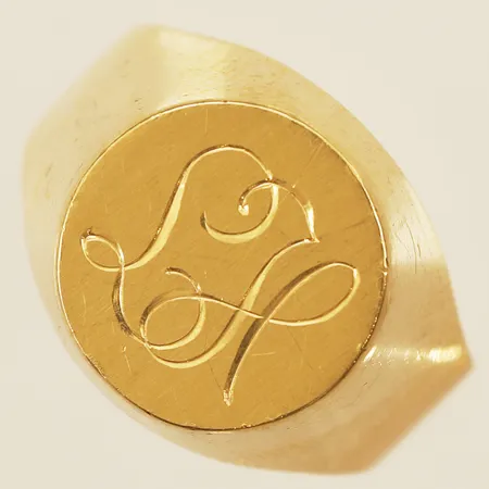 Klackring, monogramgravyr, stl 18¼, bredd 15,7mm, Ädelsmedsateljé I Nyköping Ab, år 1976, repor, 18K  Vikt: 12,9 g