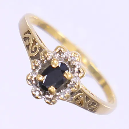 Ring med blå sten samt diamanter totalt 10xca 0,005ct stl:17¼ bredd 1-9mm, Guldfynd, 18K  Vikt: 2,3 g