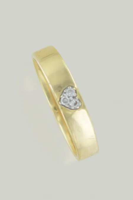 Ring med diamanter 3x0,01ct stl:19½, bredd 4 mm, 18K Vikt: 4,3 g