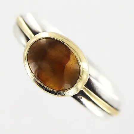 Ring med gul sten stl:16½ skena i silver 925/1000 fattning i guld 585/1000, bruttovikt 5,7g.