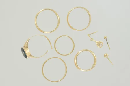 Ringar/örhängen gravyr/defekt, 18K Vikt: 19,3 g