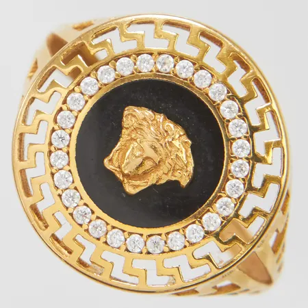 Ring med Medusahuvud, svart emalj samt vita stenar, stl: 18½, bredd: 1,7-16,7mm, OBS! Ej märkesdesign! 21K Vikt: 4 g