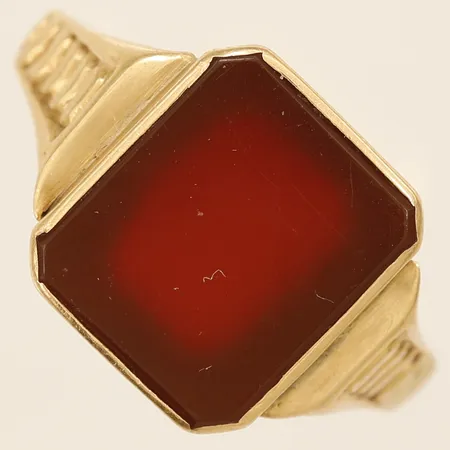 Ring med röd sten stl 20¼  bredd 2,6mm tillverkad av Guldsmycket Eriksson & Åkerblom år 1947 18K bruttovikt 4,2g.