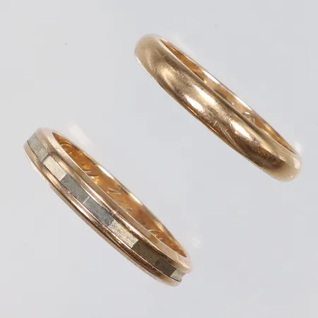 2 Ringar, stl 19¾ -20, bredd 3-4mm, gravyr, 18K Vikt: 8,9 g