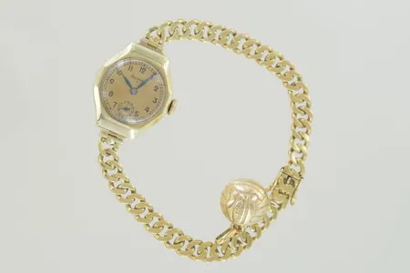 Damur novice mekanisk längd 17,5 cm bredd 10,5 cm, armbandet är 18k bredd 2,7 mm, boeten 14K