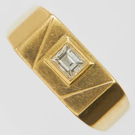Klackring med en trappslipad diamant 0,30ct enligt gravyr, stl:18¾, bredd: 3,5-7,8mm, något skev skena, 18K Vikt: 5,6 g