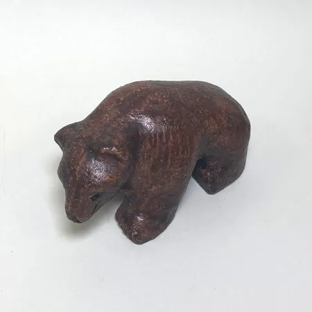 Skulptur Björn av Carl Roos Hammerdal snidat trä höjd ca 18cm längd ca 23cm etikettmärkt. 