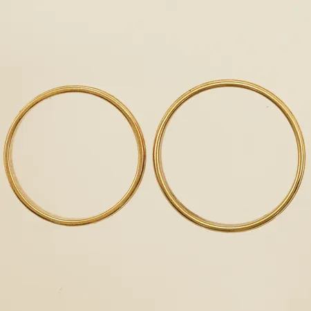 Två ringar, gravyrer 18K  Vikt: 8,2 g