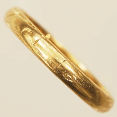 Ring med mönsterdekor  stl 20¾, bredd 3,4mm, sliten dekor 18K  Vikt: 4,3 g